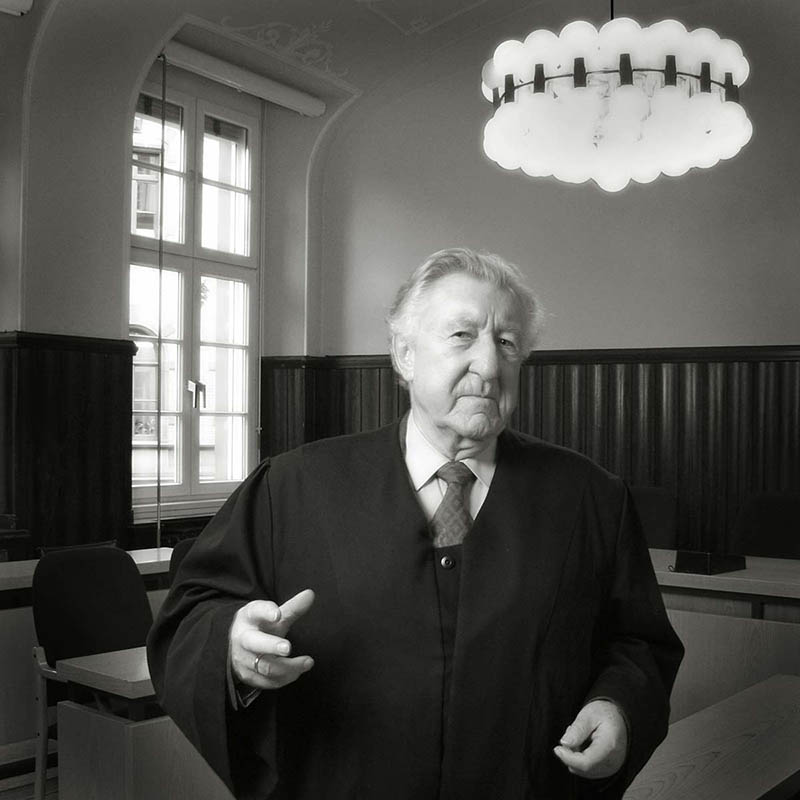 Autorenportrait des Rechtanwaltes und Sachbuchautoren Rolf Bossi im Landgericht Frankfurt am Main