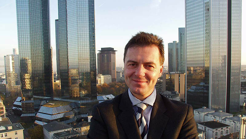 Businessportrait eines Vorstandes vor der Skyline Frankfurts
