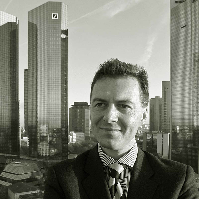 Businessportrait eines Investors vor der Hochhauskulisse Frankfurts