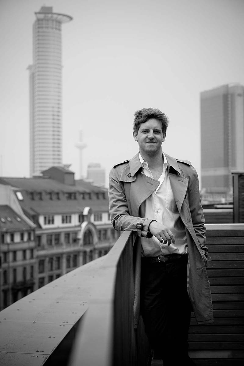 Private Portraitaufnahme eines jungen Mannes auf einem Dach in der City von Frankfurt am Main