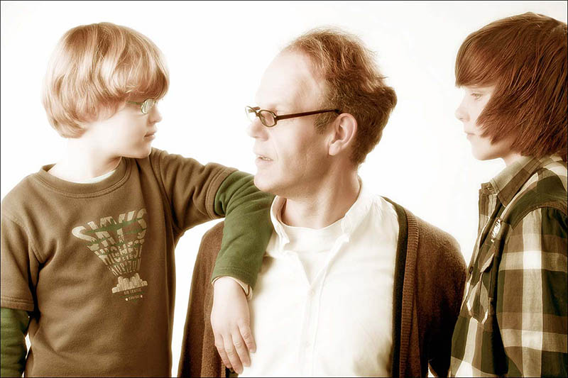 Privates Familienfoto: Vater mit 2 Söhnen