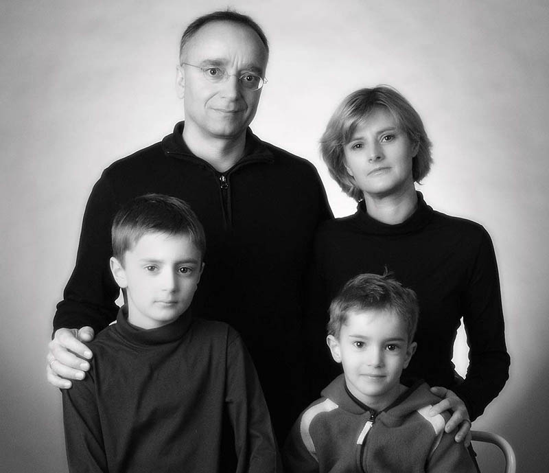 Familienportrait (Vater, Mutter, 2 Kinder) aufgenommen im Fotostudio