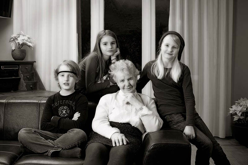 Privates Familienfoto: Großmutter mit ihren 3 Enkeln