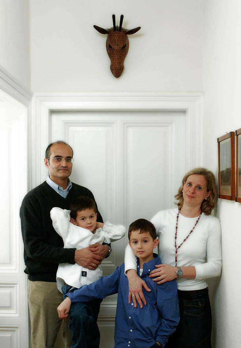 Private Portraitaufnahme einer jungen Familie in ihrer Wohnung